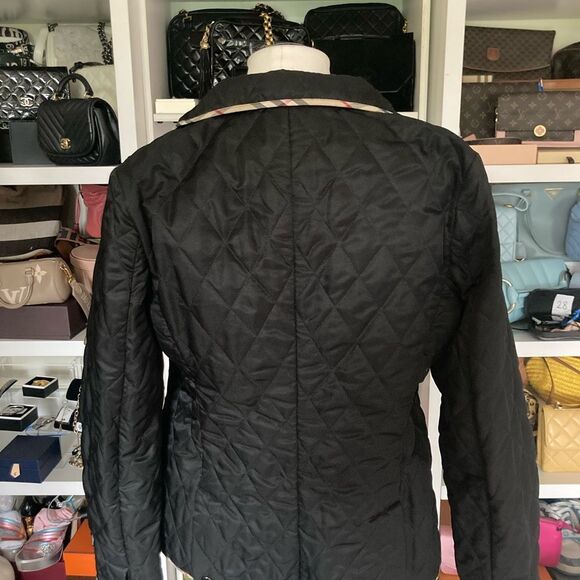 šSOLD šBurberryāBlack Quilted Utility Jacket with Signature Lining - Picture 2 of 3
